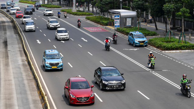 Suasana jalanan Jakarta terpantau ramai lancar saat PSBB, Minggu (17/5). Foto: Antara/Nova Wahyudi
