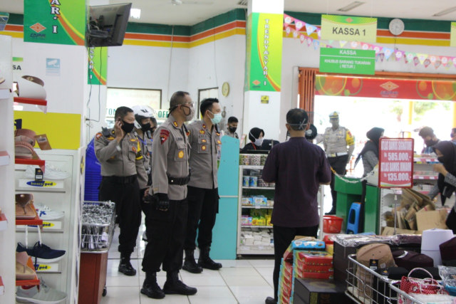 Petugas kepolisian dari Polres Kuningan aktif berpatroli ke sejumlah titik keramaian bersama petugas gabungan selama pemberlakukan PSBB di Kabupaten Kuningan. (Andri Yanto)