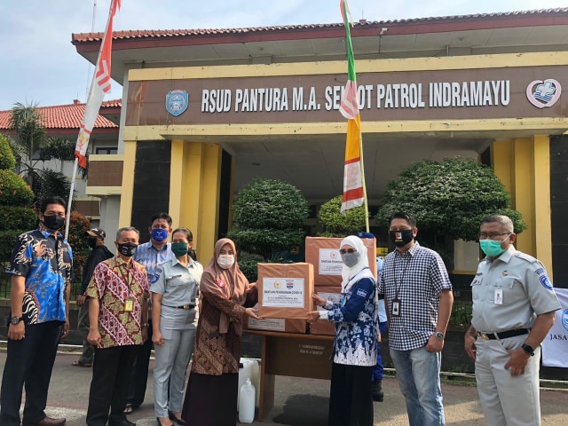 Bantuan Alat Pelindung Diri (APD) dari Anggota DPR RI, Herman Khaeron diterima langsung tenaga kesehatan di RSUD Indramayu. (Juan)
