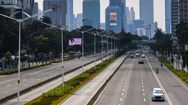 Suasana jalanan Jakarta terpantau ramai lancar saat PSBB, Minggu (17/5). Foto: Antara/Nova Wahyudi