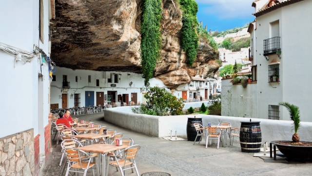 Kota Setenil de las Bodegas di Spanyol yang berdiri di bawah tebing Foto: Shutterstock