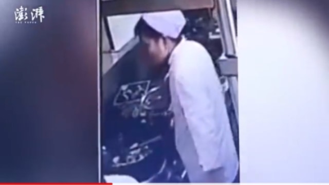 Seorang juru masak di China tertangkap kamera pengawas sengaja meludahi makanan. (Foto: YouTube/秒拍短视频)