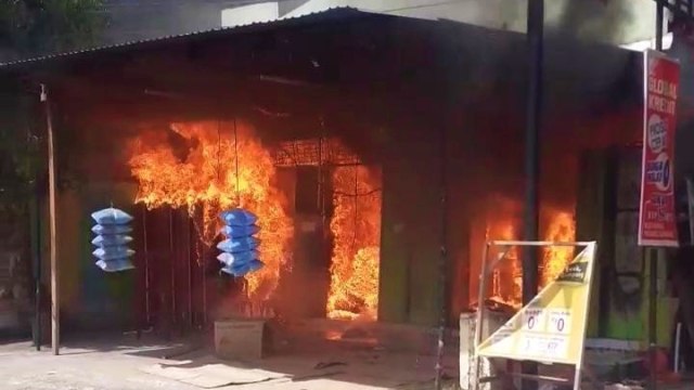 Sebuah gudang toko perabotan rumah tangga di Kota Gorontalo, hangus terbakar. Minggu, (17/5). Foto: Dok istimewa