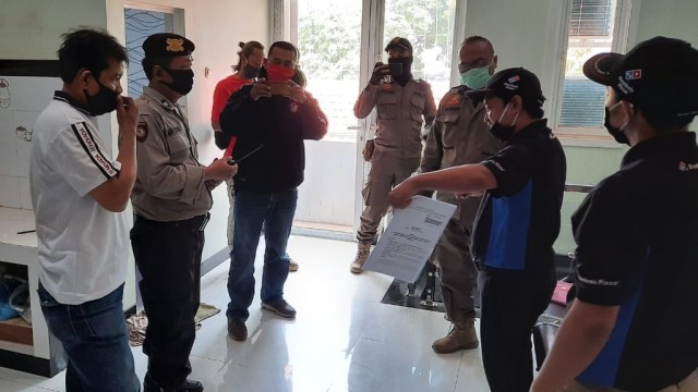 Satpol PP Yogyakarta tertibkan kerumunan antrean di outlet Domino's Pizza Foto: Twitter @humas_jogja
