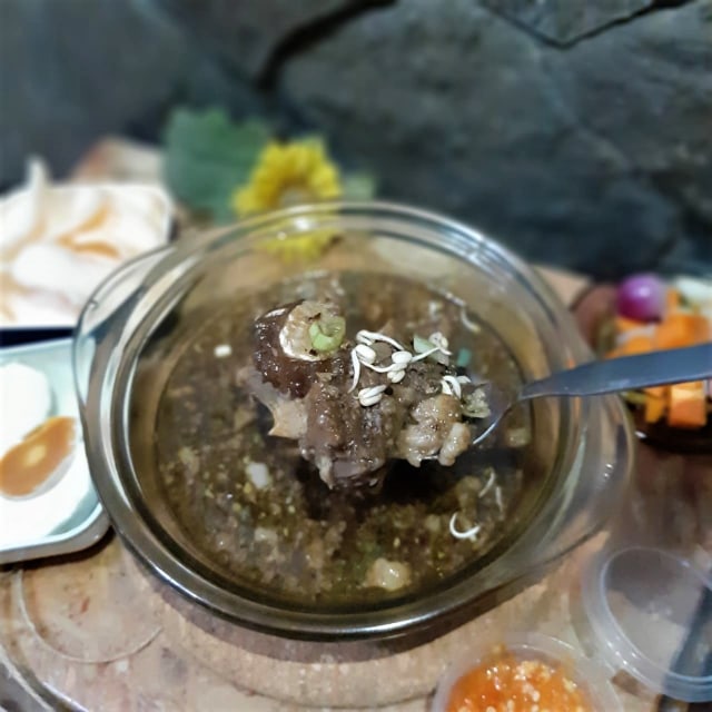 Mencicipi Rawon Buntut Buatan Renny Sutiyoso yang PO Sampai 1 Minggu (261204)