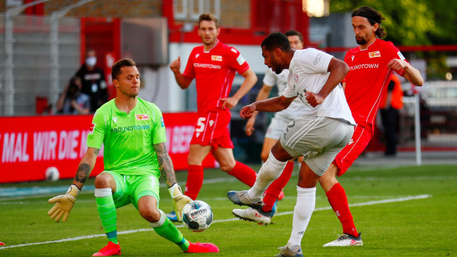 Bundesliga: Dua Pria Panjat Pohon demi Tonton Bayern Muenchen vs Union Berlin (316822)