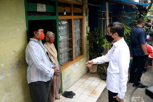 Presiden Jokowi berbincang dengan warga saat tinjau distribusi sembako di Johar Baru,  Jakarta Pusat. Foto: Foto: Lukas - Biro Pers Sekretariat Presiden