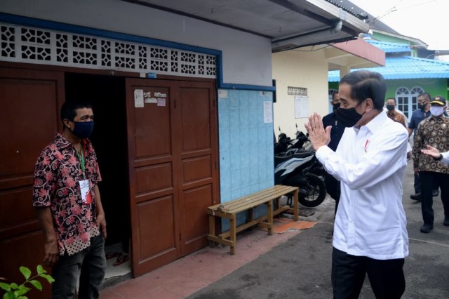 Presiden Jokowi tinjau distribusi sembako di Johar Baru,  Jakarta Pusat Foto: Foto: Lukas - Biro Pers Sekretariat Presiden