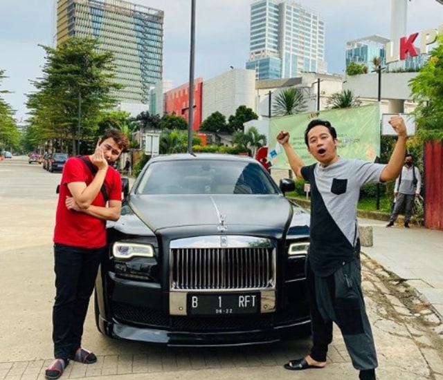 Raffi Ahmad dan Denny Cagur berpose di depan mobil Rolls Royce milik Raffi. Foto: Instagram/ @raffinagita1717