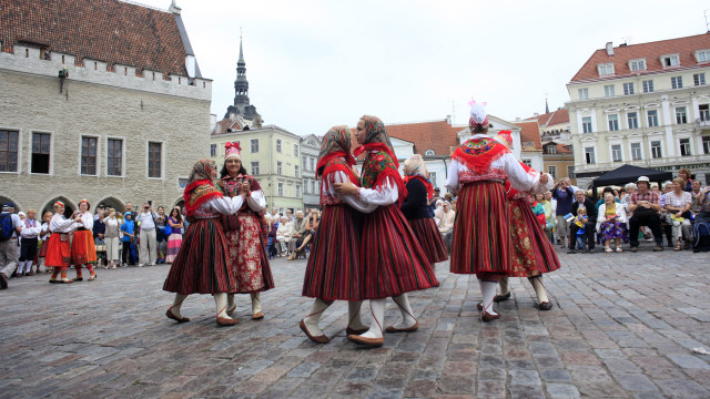 Warga mengenakan pakaian tradisional pulau Kihnu saat menari pada hari budaya tradisional di Tallinn, ibu kota Estonia. Foto: REUTERS/Ints Kalnins