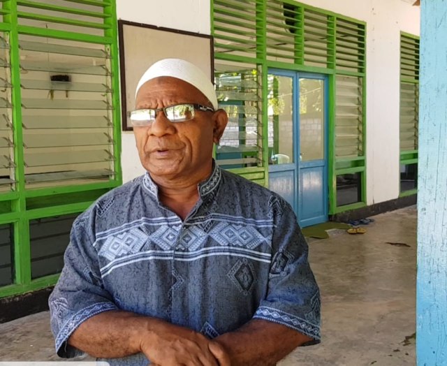 Arifin Furu, Marbot di Masjid Al Hidayah yang terletak di Kampung Menawi, Distrik Angkaisera, Kabupaten Kepulauan Yapen. (BumiPapua.com/Agies Sitanggang)