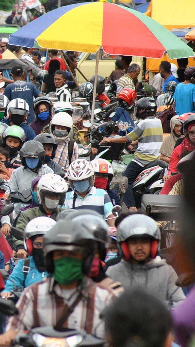 Warga mengunjungi Pasar Musi di Depok, Jawa Barat, Senin (18/5/2020).  Foto: Antara/Asprilla Dwi Adha
