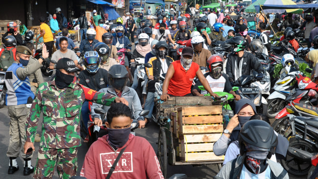 Pasar Ramai saat PSBB