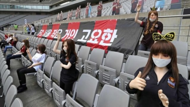 Sosok penonton buatan yang diduga dari boneka seks di laga FC Seoul kontra Gwangju FC. (Foto: AFP)