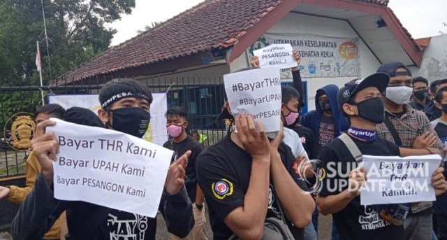 Buruh PT Tang Mas melakukan aksi unjuk rasa di halaman pabrik di Kampung Cikalong, Desa Jayabakti, Kecamatan Cidahu, Kabupaten Sukabumi, Senin (18/5/2020). | Sumber Foto:Syahrul Himawan