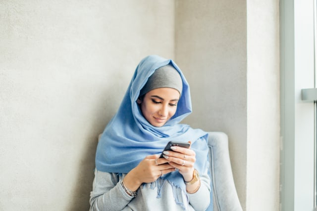 com-ilustrasi wanita sedang asik belanja online. Foto: Shutterstock