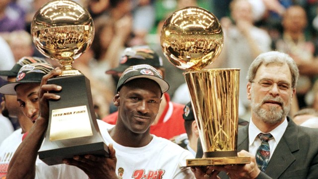 Phil Jackson dan Michael Jordan menjuarai NBA bersama Chicago Bulls. Foto: JEFF HAYNES / AFP
