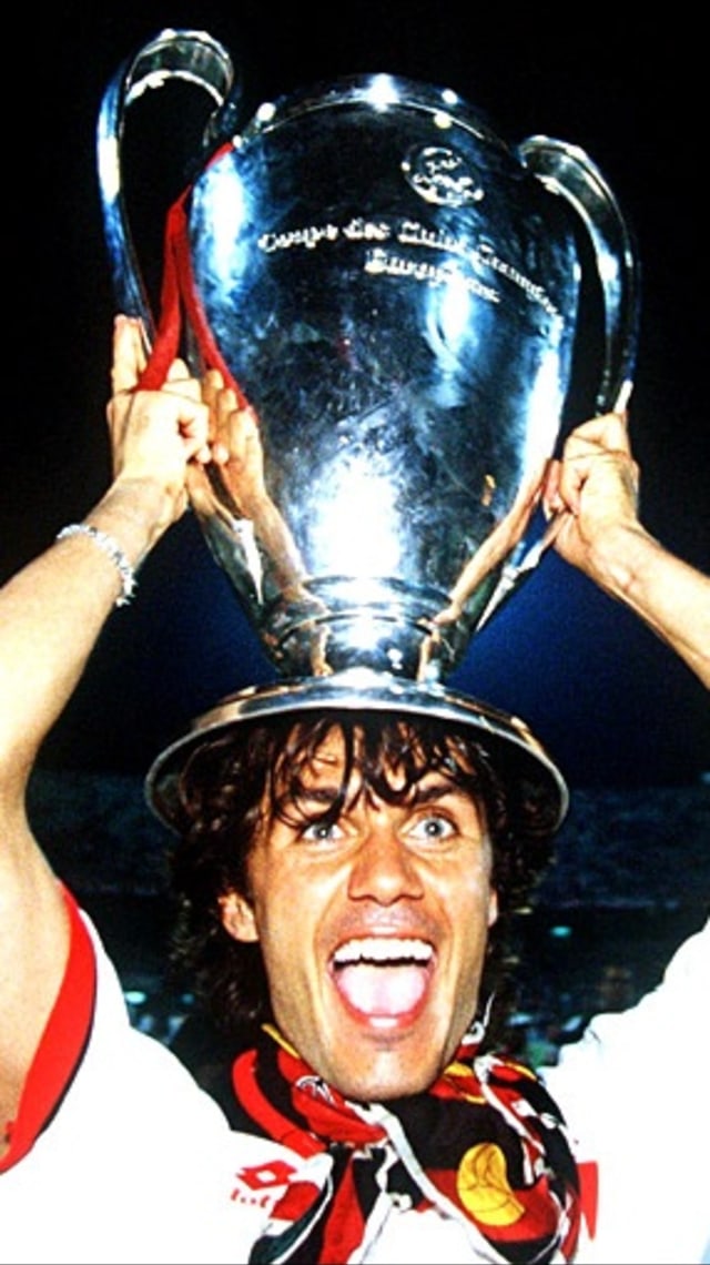 Momen AC Milan juara Liga Champions 1994, Paolo Maldini mengangkat trofi. Foto: Getty Images