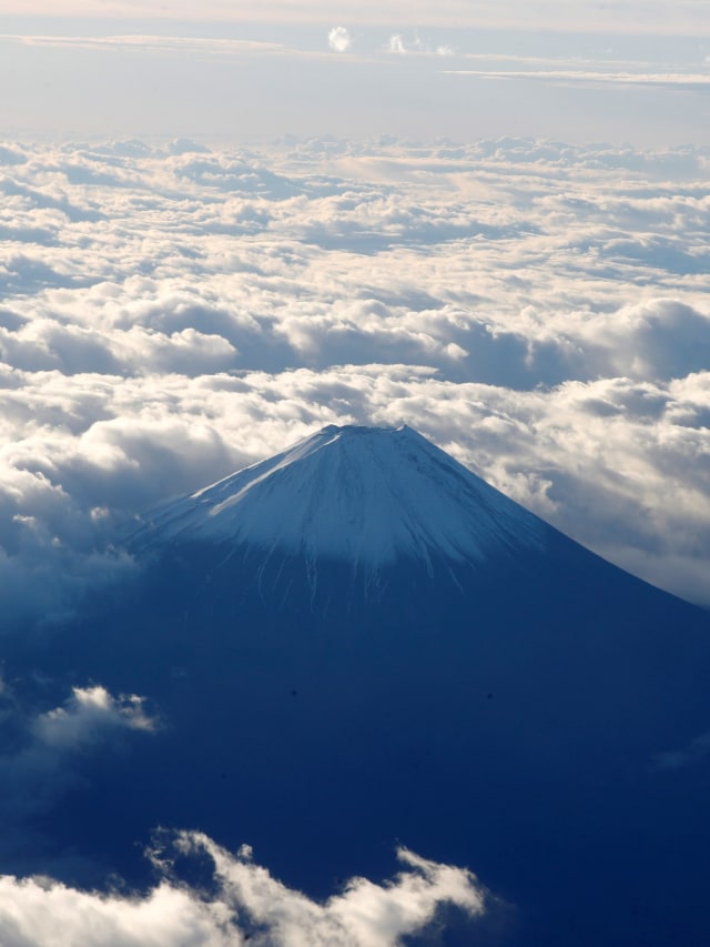 Gunung Fuji terlihat dari sebuah pesawat di Jepang pada 24 November 2019. Foto: REUTERS / Remo Casilli