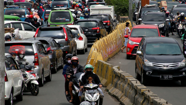Sejumlah kendaraan bermotor memadati Jalan Raya Bogor, Cibinong, Kabupaten Bogor, Jawa Barat. Foto: ANTARA FOTO/Yulius Satria Wijaya