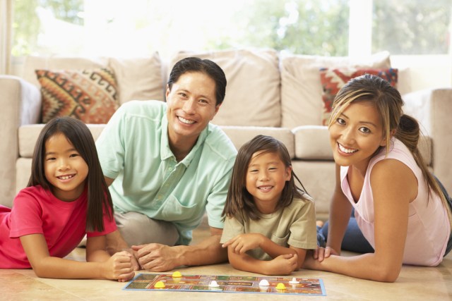 com-Ilustrasi sedang bermain board game bersama keluarga. Foto: Shutterstock