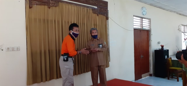 Penyerahan kunci wisma Wanagama dari UGM diterima Wakil Bupati Gunungkidul, Immawan Wahyudi. Foto: Erfanto