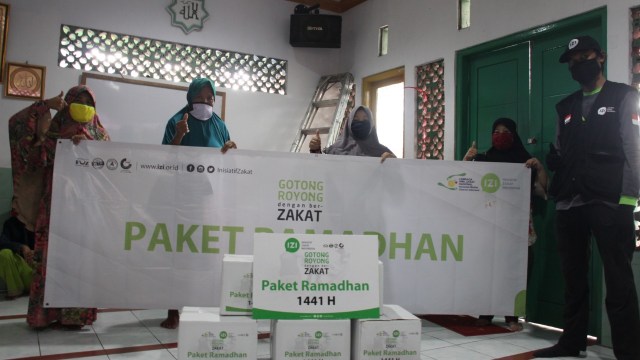 "Aksi Lanjutan Laznas Chevron Bersama IZI Salurkan Paket Ramadhan Bagi Dhuafa" - Dok. IZI