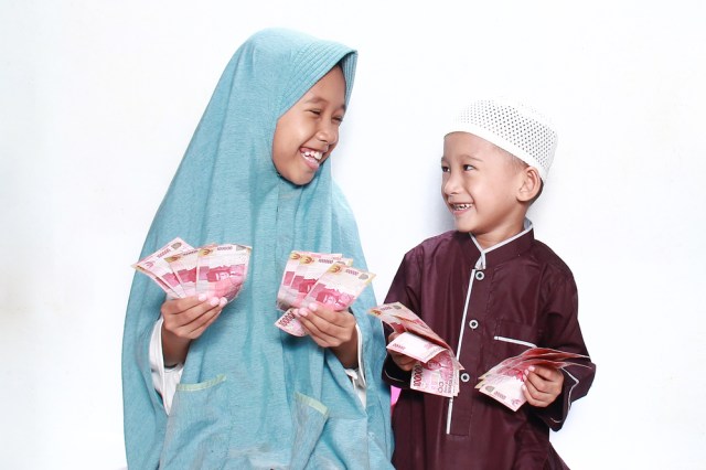 Ilustrasi anak-anak menerima bahagia salam tempel dari sanak-saudaranya. Foto: Shutterstock