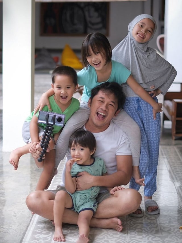 Keluarga Hanung Bramantyo. Foto: Instagram/@zaskiadyamecca