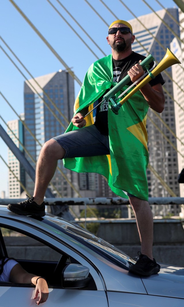 Pendukung Presiden Brasil Jair Bolsonaro saat mengikuti aksi protes di Brasilia, Brasil. Foto: REUTERS / Adriano Machado