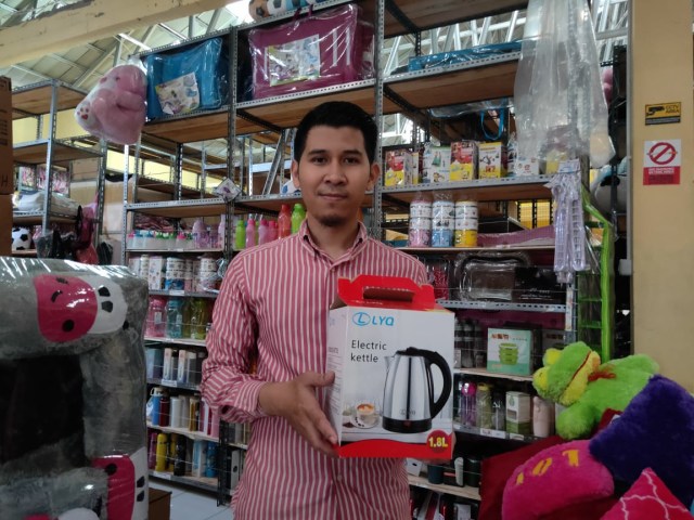 Dzoel Fikri, penjual  online produk rumah tangga di Lazada. Foto: Lazada