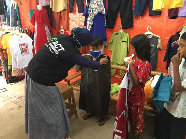 ACT Lampung saat membagikan paket bahan pokok untuk anak jalanan, balita kurang pengasuhan, mualaf, dan pemulung, Senin (18/5) | Foto: Dok. ACT Lampung 