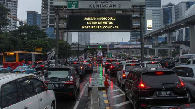 Sejumlah pengendara kendaraan bermotor mengalami kemacetan lalu lintas di Tol Dalam Kota dan Jalan MT Haryono, Pancoran, Jakarta, Senin (18/5).  Foto: ANTARA FOTO/Rifki N