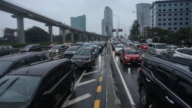 Sejumlah pengendara kendaraan bermotor mengalami kemacetan lalu lintas di Tol Dalam Kota dan Jalan MT Haryono, Pancoran, Jakarta, Senin (18/5).  Foto: ANTARA FOTO/Rifki N