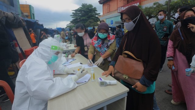 Pedagang dan pembeli di Pasar Anyar Bogor jalani rapid test. Foto: Dok. Istimewa