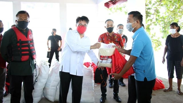 Gubernur Sulawesi Utara Olly Dondokambey dan Ketua DPRD Provinsi Andrei Angouw, menyerahkan bantuan kepada masyarakat di pulau Bunaken