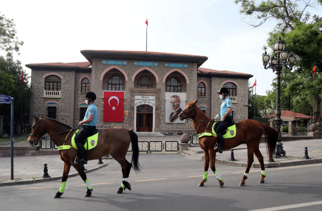 Petugas Unit Polisi Mounted Ankara berpatroli dengan menunggang kuda di distrik Ulus, Ankara, Turki. Foto: AFP/ADEM ALTAN 
