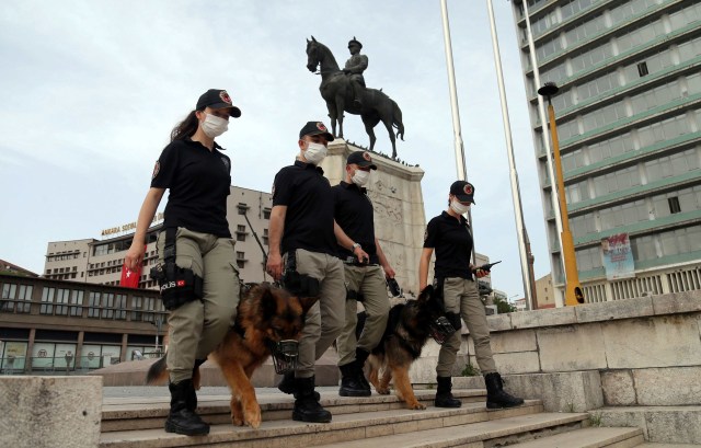 Petugas Unit Polisi Mounted Ankara berpatroli sambil membawa anjing di distrik Ulus, Ankara, Turki. Foto: AFP/ADEM ALTAN 
