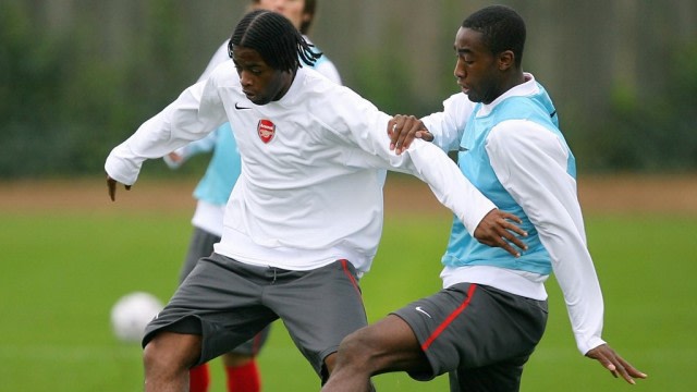 Dua eks penggawa Arsenal, Alex Song dan Johan Djourou.  Foto: ODD ANDERSEN / AFP