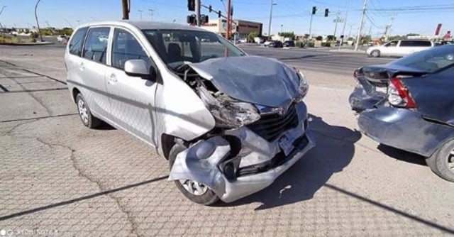 Toyota Avanza di Amerika yang alami kecelakaan cukup parah. Foto: Instagram/ @toyotaavanzaintheusa