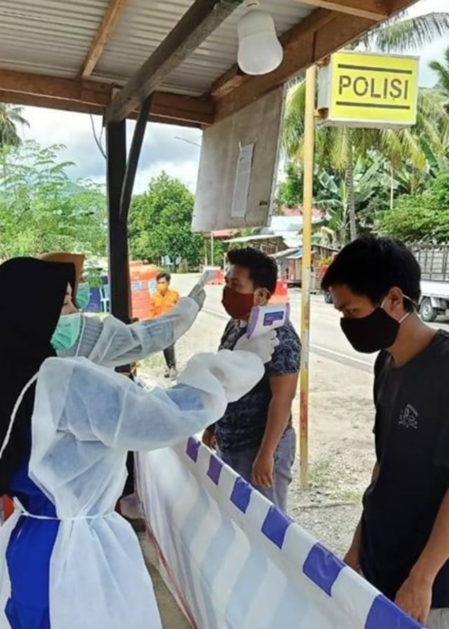 Pemeriksaan suhu tubuh bagi pengendara di perbatasan Sulawesi Barat dan Sulawesi Tengah. Foto: Dok. Istimewa