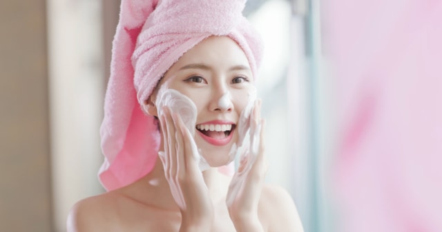 Ilustrasi perempuan rajin membersihkan wajah. Foto: Shutterstock