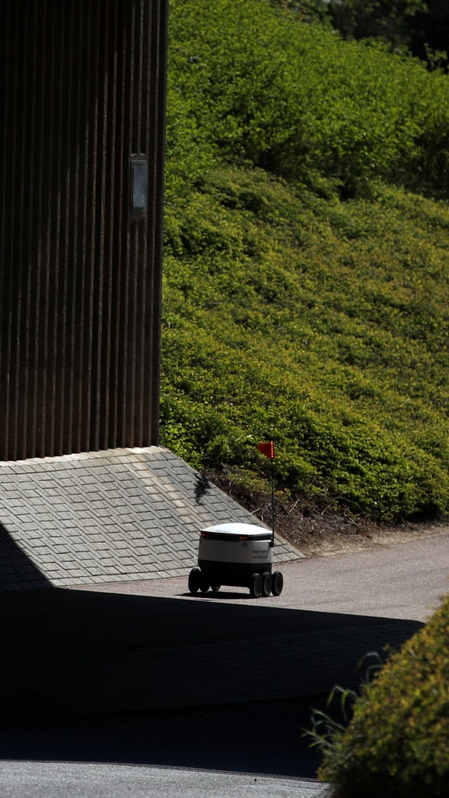 Robot pengiriman Starship terlihat di Milton Keynes, Inggris. Foto: Reuters/Andrew Boyers