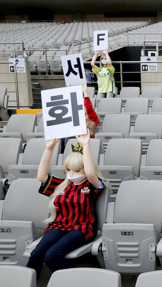 Maneken ditempatkan di kursi penonton untuk mendukung tim klub sepak bola Korea Selatan, FC Seoul melawan Gwangju FC, di Seoul, Korea Selatan, Minggu (17/5). Foto: Yonhap/via REUTERS 