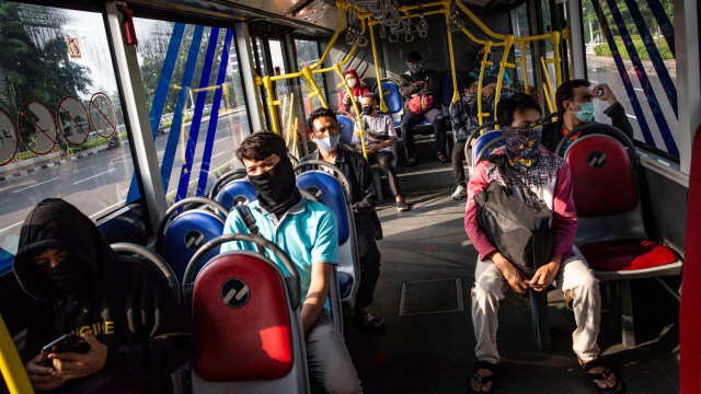 Penumpang menaiki bus TransJakarta di Jakarta. Foto: ANTARA FOTO/Aprillio Akbar
