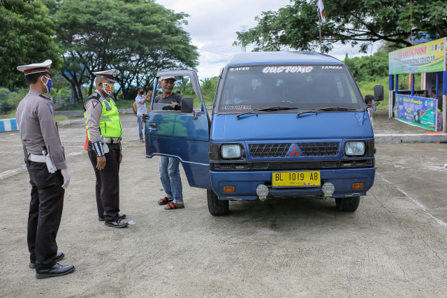 Polisi memeriksa mobil angkutan di Pos Saree. Foto: Abdul Hadi/acehkini