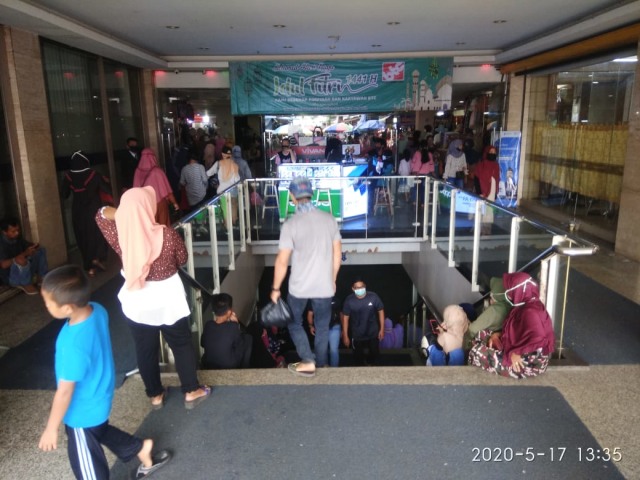 Warga saat mengunjungi pusat perbelanjaan di Kota Pangkalpinang, di tengah pandemi COVID-19.