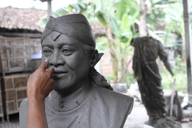 Seniman patung Logam Sakti, Musahit (45) menyelesaikan pembuatan model patung maestro campursari Didi Kempot di Pandak, Bantul, DI Yogyakarta, Selasa (19/5). Foto: ANTARA FOTO/Hendra Nurdiyasyah