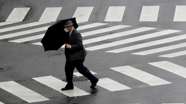 Pejalan kaki mengenakan masker saat menyebrang jalan di Tokyo, Jepang. Foto: REUTERS/Kim Kyung-Hoon