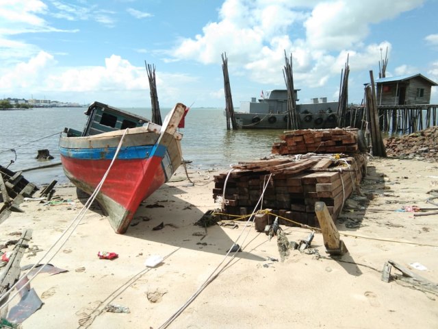 ﻿﻿Kapal yang membawa kayu yang diamankan Satpol Air Polres Karimun. Foto: Khairus S/kepripedia.com